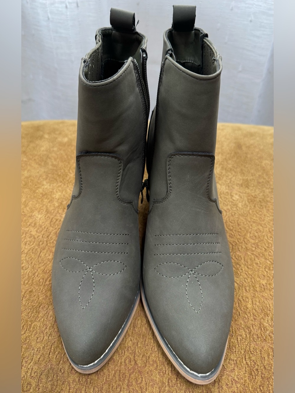 Tinstree Women’s Sz 8 Pointed Olive Green  Heeled Ankle Boots.